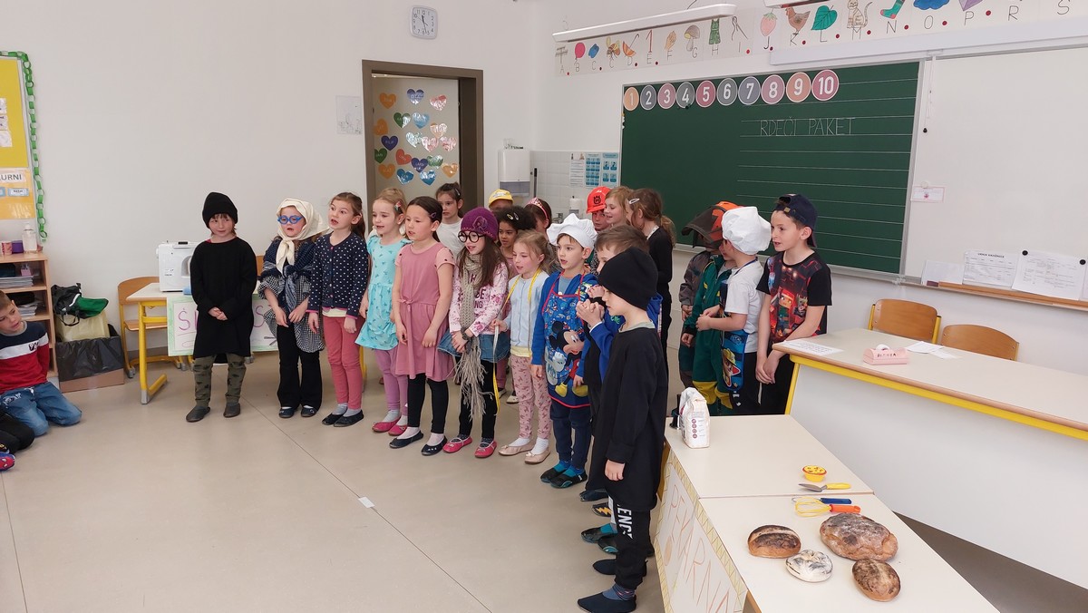 Prvošolci so pripravili predstavo v razredu.